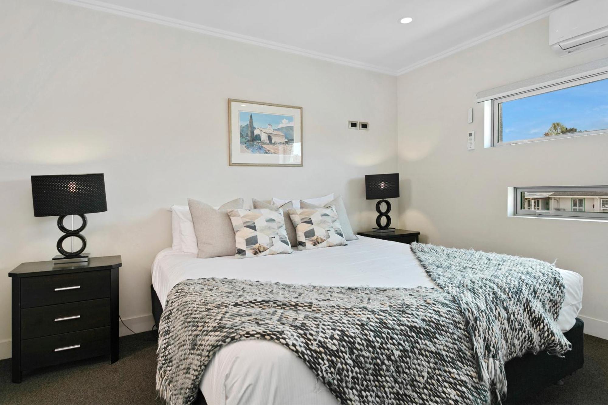 Sacred Waters Taupo Aparthotel Exteriör bild A bedroom in a house
