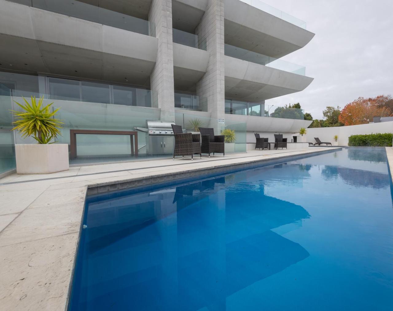 Sacred Waters Taupo Aparthotel Exteriör bild A pool in a private home